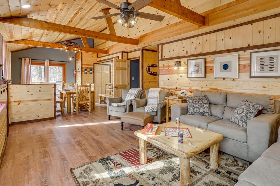 Renovated Smokies Cabin w/ Mtn-View Deck & Hot Tub Cabin in Gatlinburg