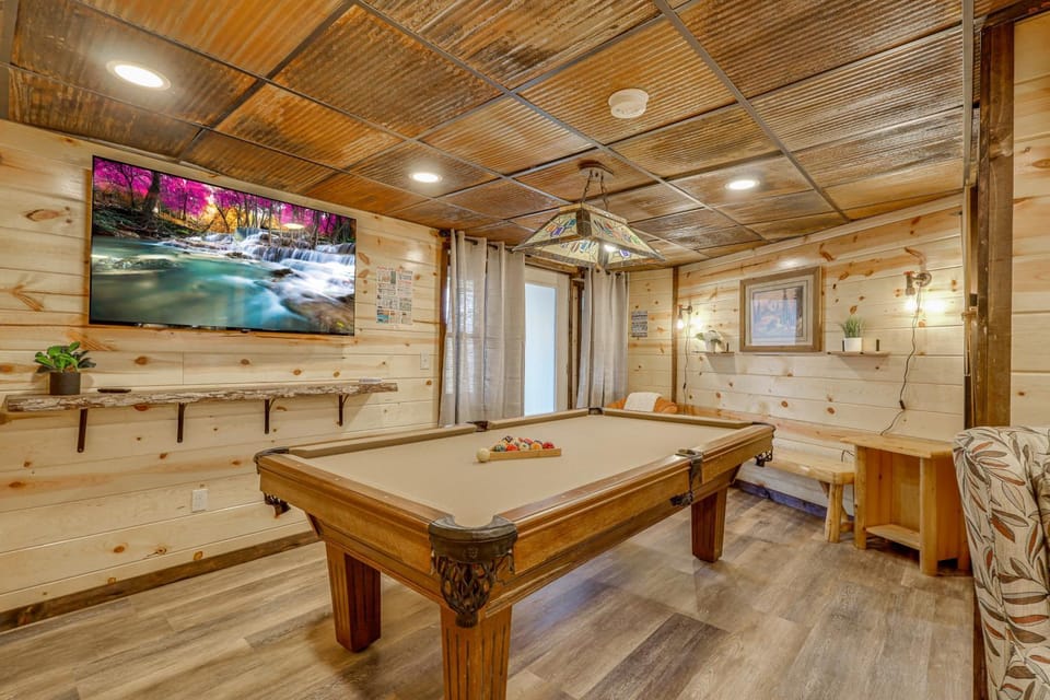 Renovated Smokies Cabin w/ Mtn-View Deck & Hot Tub Cabin in Gatlinburg