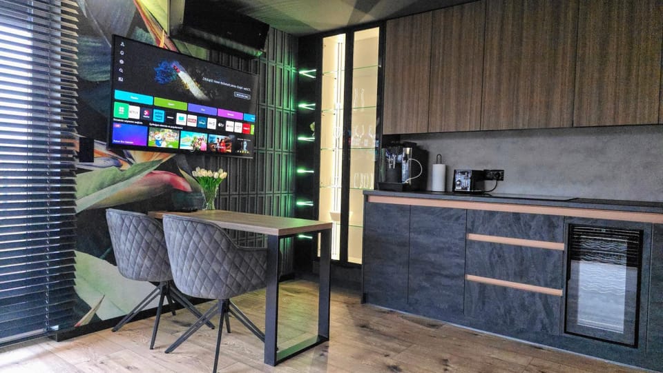 Apartament Dark Prestige NEW ! - dostęp 24h, PROJEKTOR , garaż podziemny , klimatyzacja , duży taras Apartment in Poland