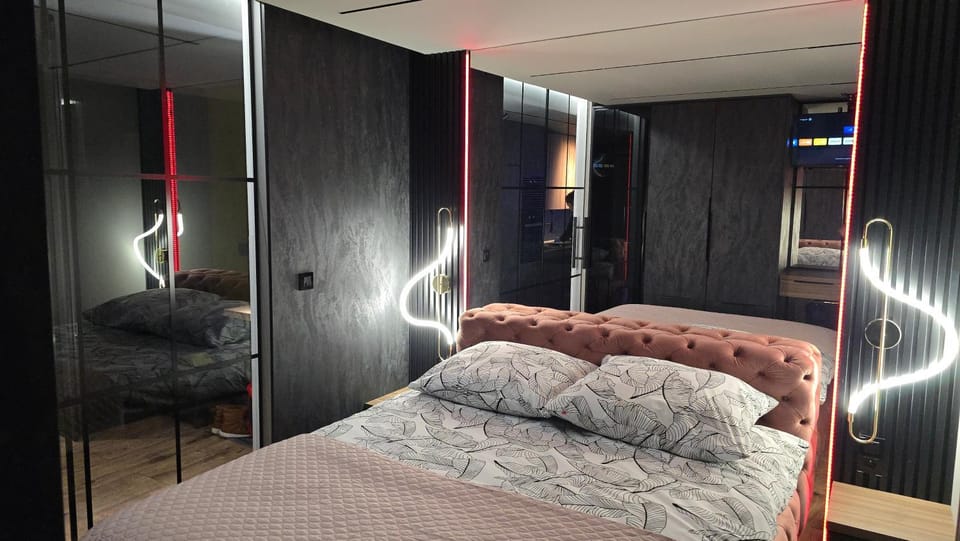 Apartament Dark Prestige NEW ! - dostęp 24h, PROJEKTOR , garaż podziemny , klimatyzacja , duży taras Apartment in Poland