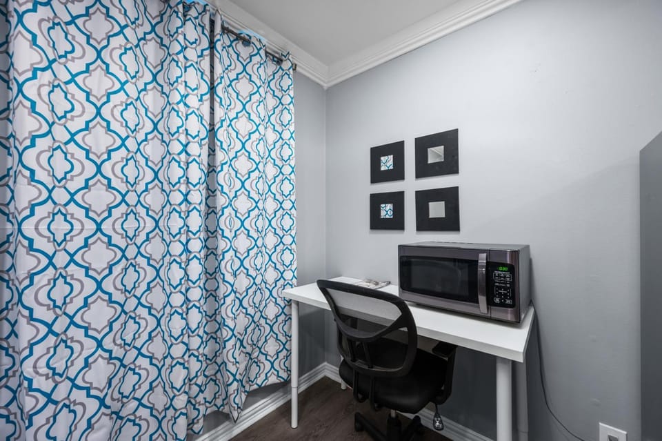 Chic 2BR Haven in Midtown - Prime Location Apartment in Houston