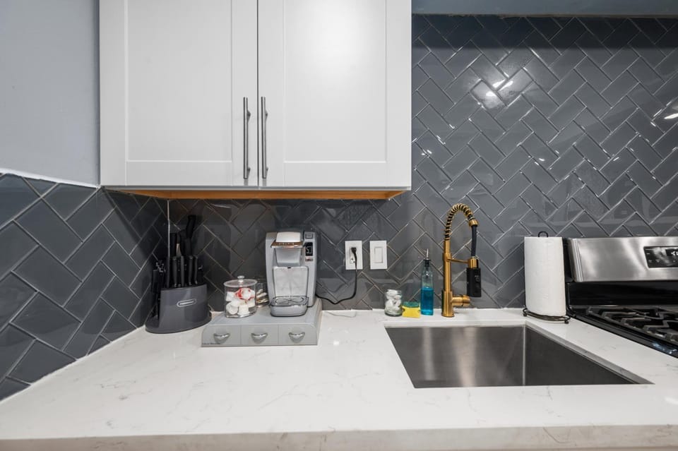 Chic 2BR Haven in Midtown - Prime Location Apartment in Houston
