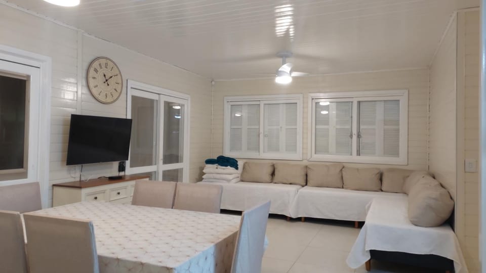 Bed, TV and multimedia, Living room