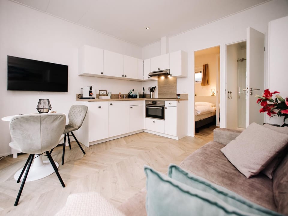 Kitchen or kitchenette, Living room, Seating area, Dining area, oven, pet friendly, stove