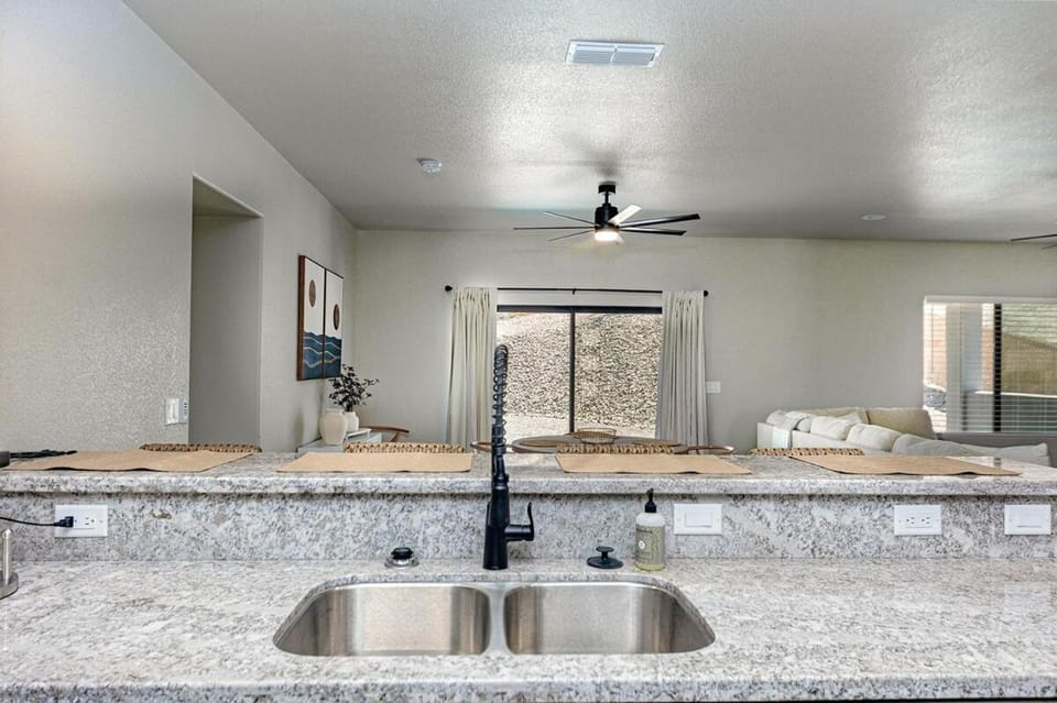 New Home Clean Modern Central Spacious House in Lake Havasu City