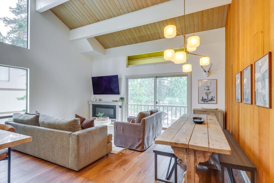 8 Mi to Northstar Slopes Tahoe Gem with Fireplace House in Tahoe Vista