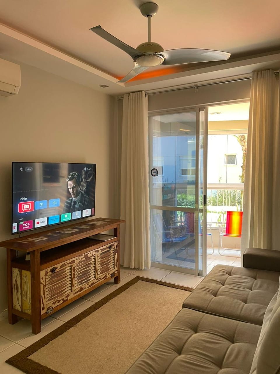 Communal lounge/ TV room, TV and multimedia, Living room, Seating area, air conditioner