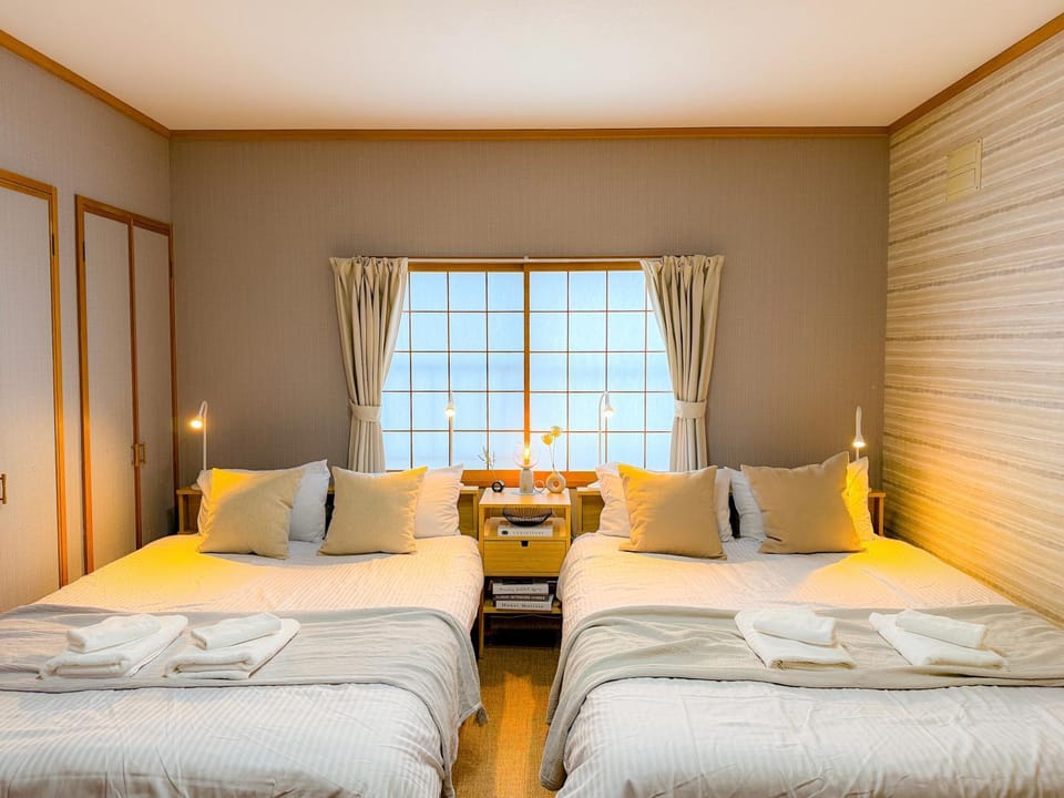 Bed, Bedroom, towels