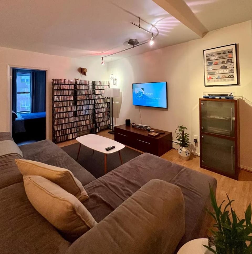 Communal lounge/ TV room, TV and multimedia, Living room, Seating area, Evening entertainment