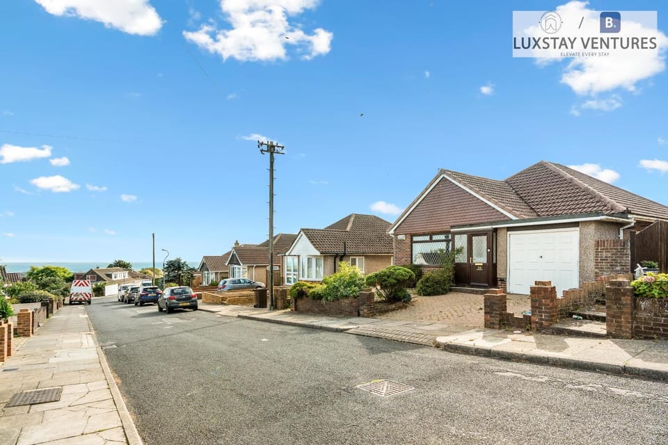 Property building, Day, Neighbourhood, Street view, Location, Parking
