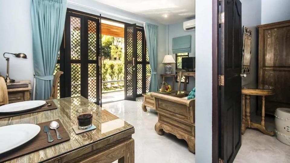 Seating area, Dining area