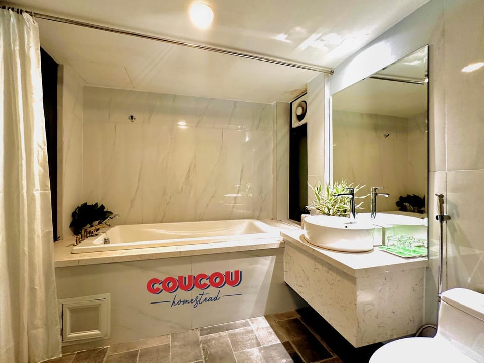Shower, Hot Tub, Bath, towels