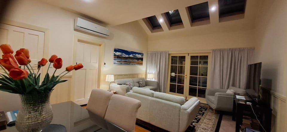 Smart Value Premium Alpine Stay Strictly Smoke, Vape & Pet Free Apartment in Canterbury