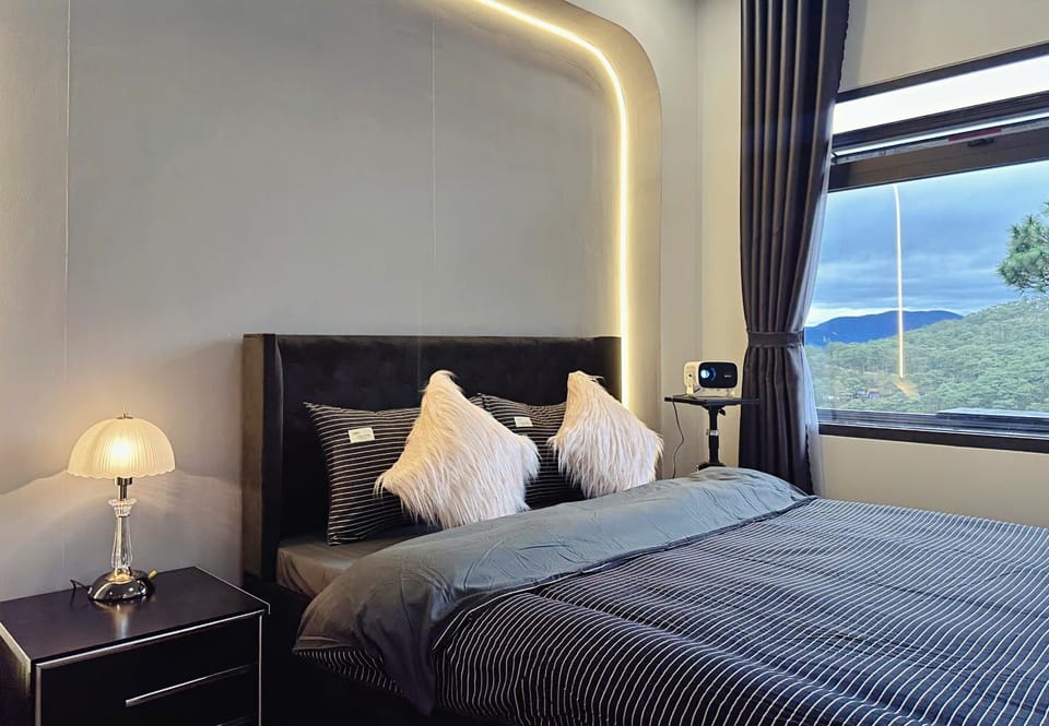 Bed, Natural landscape, Photo of the whole room, Bedroom