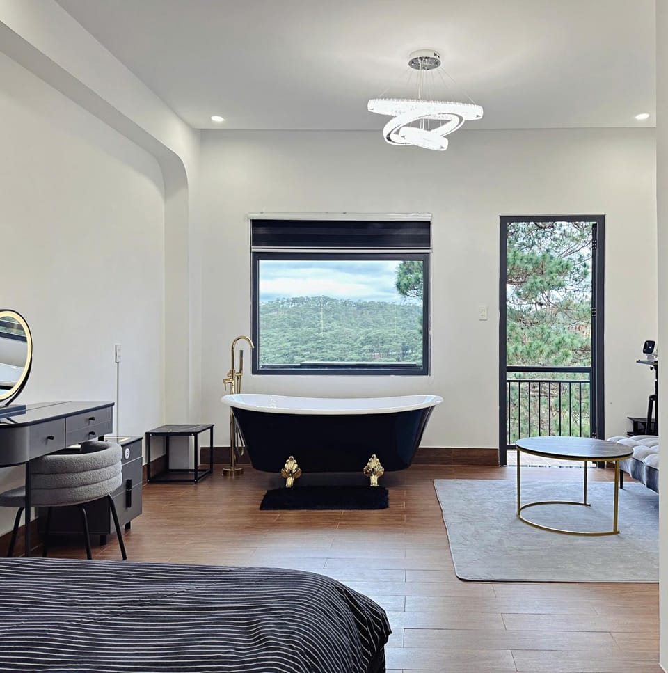 Bed, Hot Tub, Photo of the whole room, Dining area, Bedroom