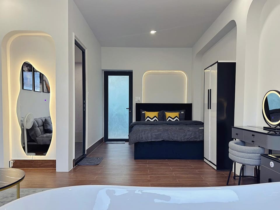 Bed, Hot Tub, Photo of the whole room, Seating area, Bedroom, wardrobe