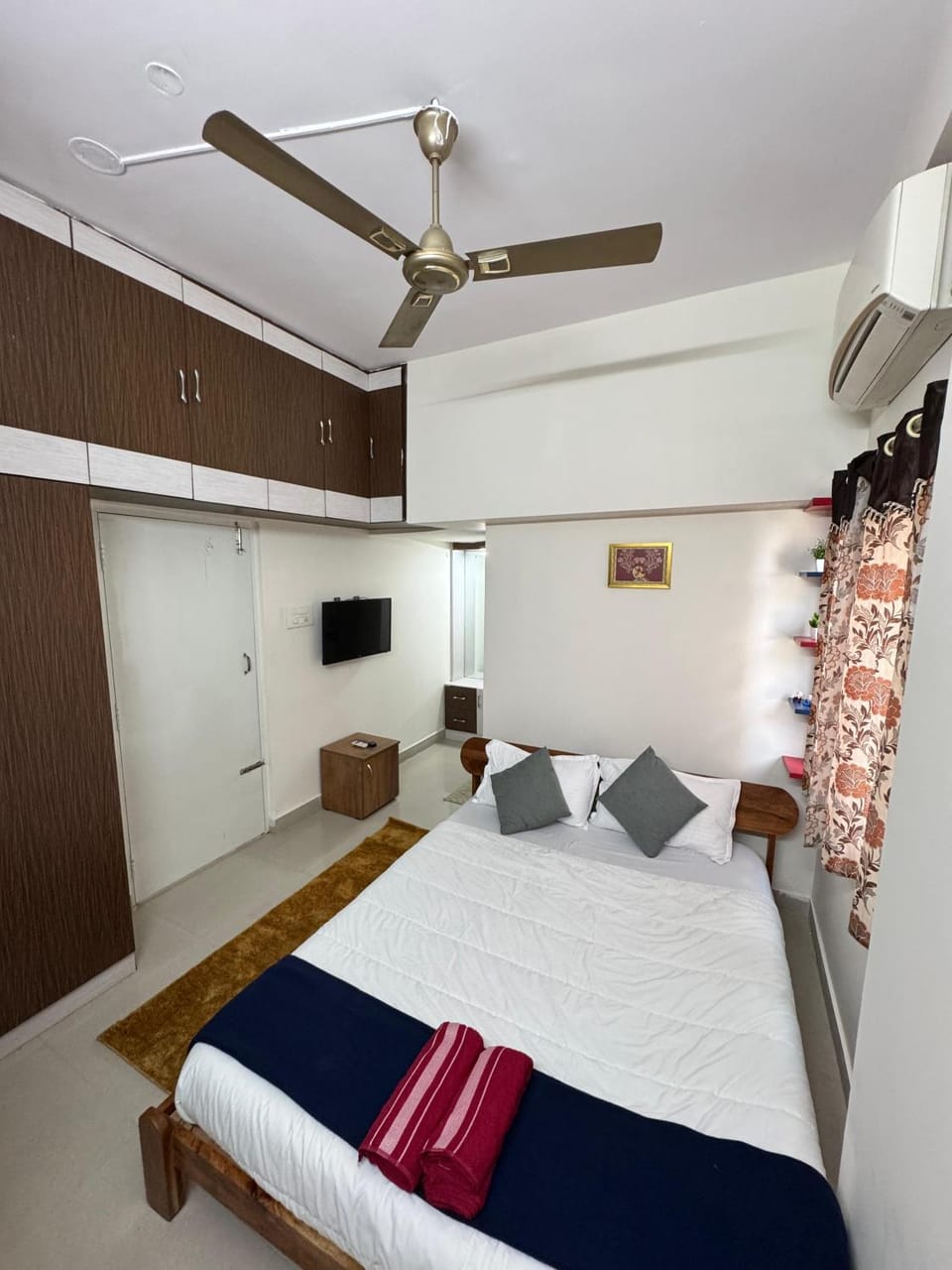 Photo of the whole room, Bedroom
