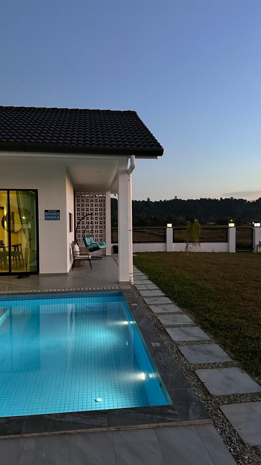 Property building, Patio, Day, Pool view, Swimming pool, Swimming pool, sunbed