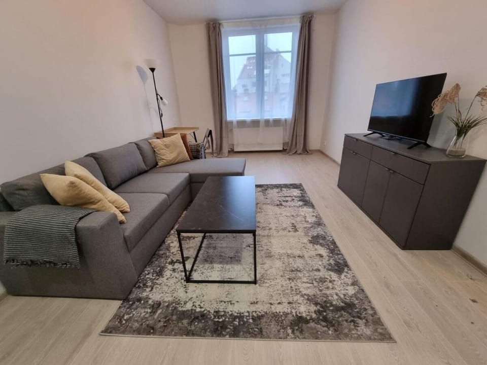Communal lounge/ TV room, TV and multimedia, Living room, Seating area, Evening entertainment