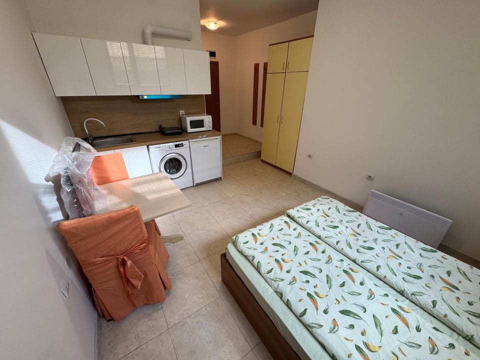 Bed, Living room, Photo of the whole room, Bedroom, stove, towels, washing machine