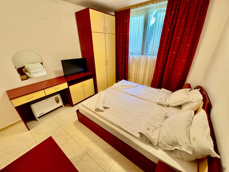 Bed, TV and multimedia, Photo of the whole room, Bedroom, towels