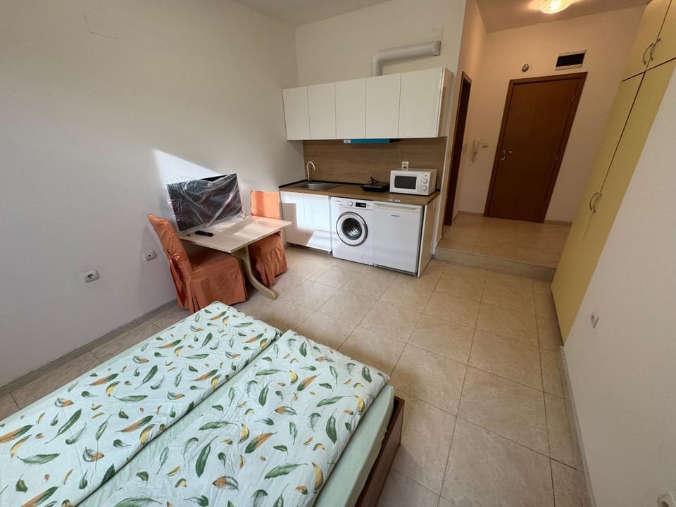 Bed, Kitchen or kitchenette, Photo of the whole room, Dining area, Bedroom, stove, washing machine