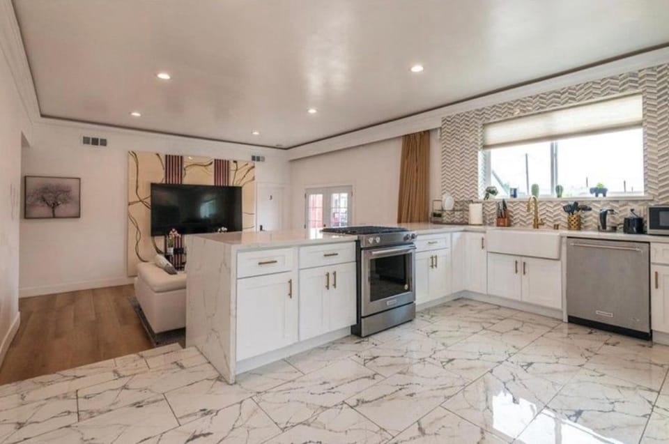 Luxe Stay Room with Private Bathroom 55 Vacation rental in Compton