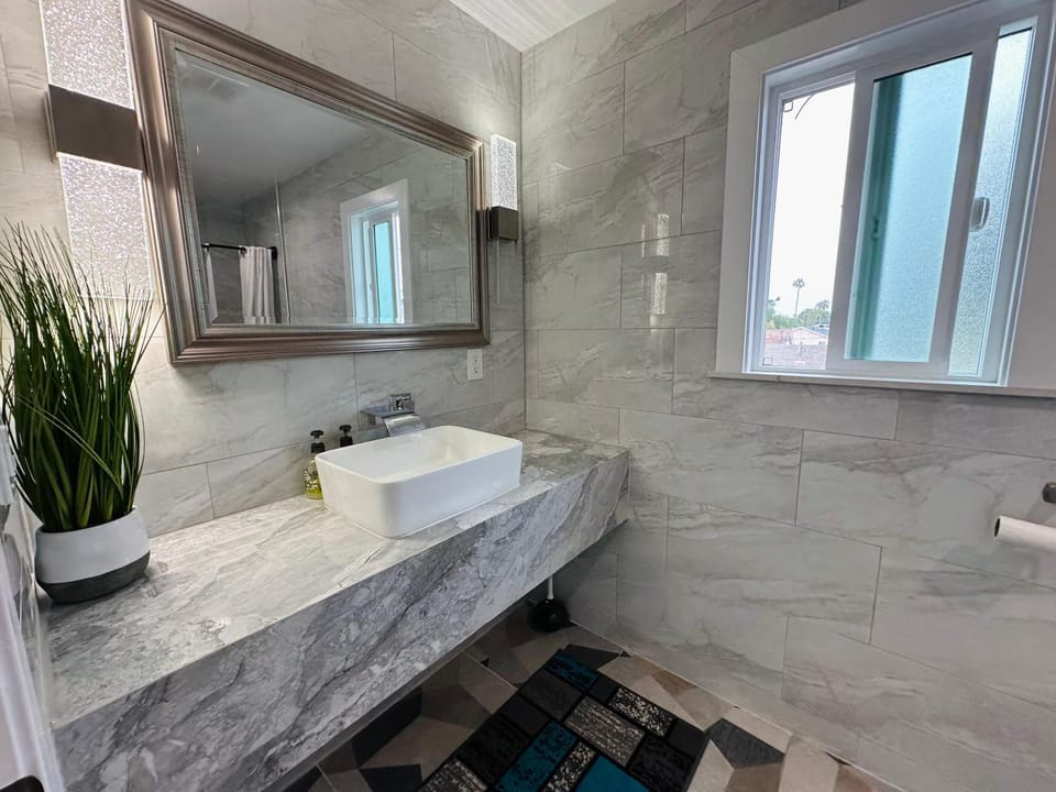 Luxe Stay Room with Private Bathroom 55 Vacation rental in Compton