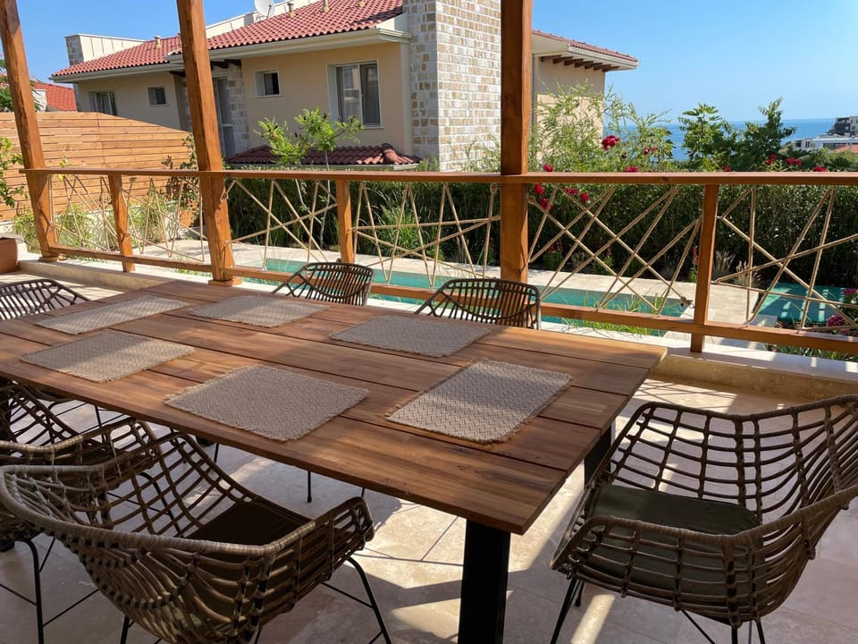 Restaurant/places to eat, Seating area, Sea view, Swimming pool, Breakfast