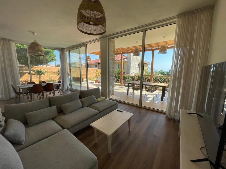Patio, TV and multimedia, Living room, Dining area