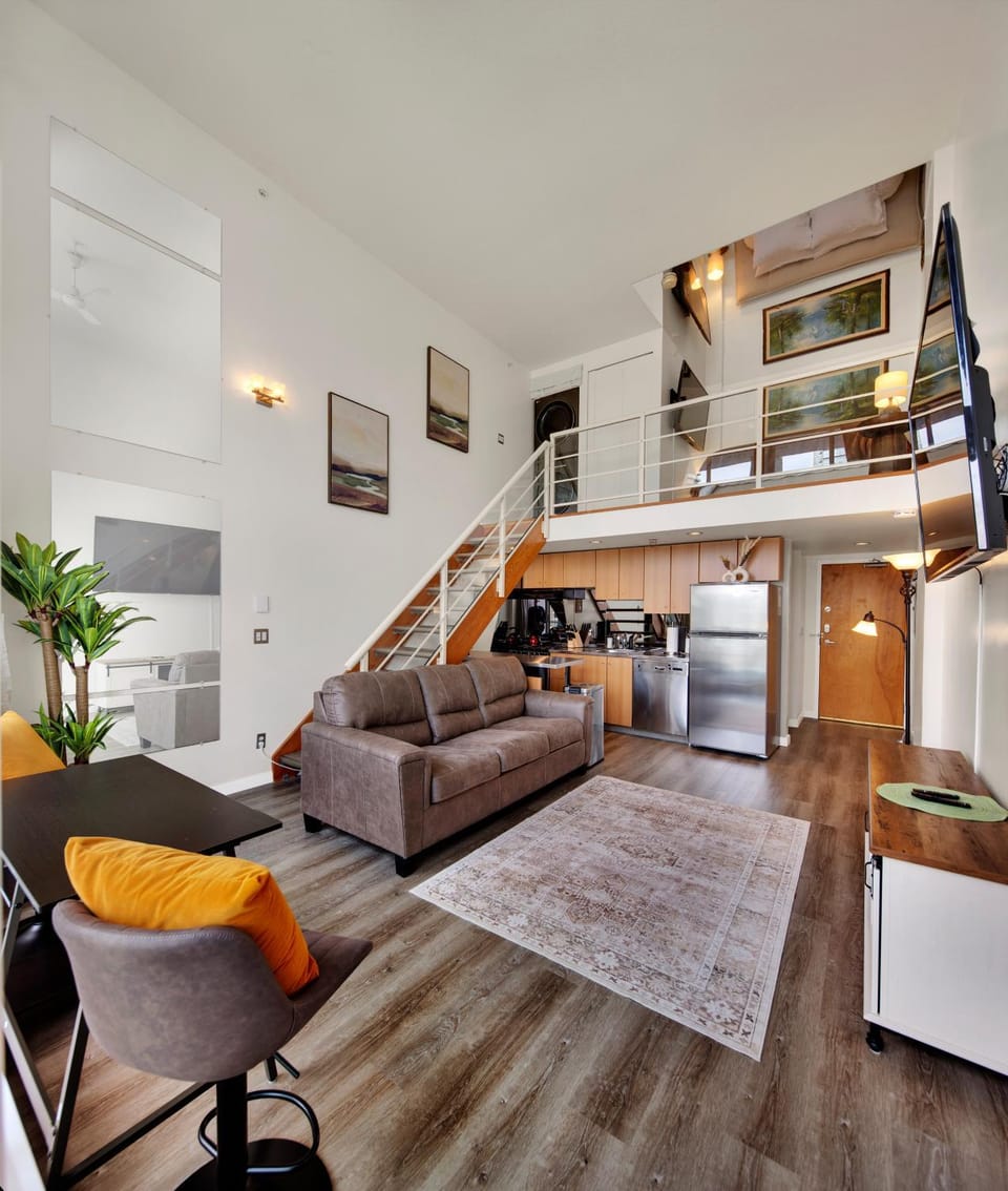 Kitchen or kitchenette, Living room, Seating area, Dining area