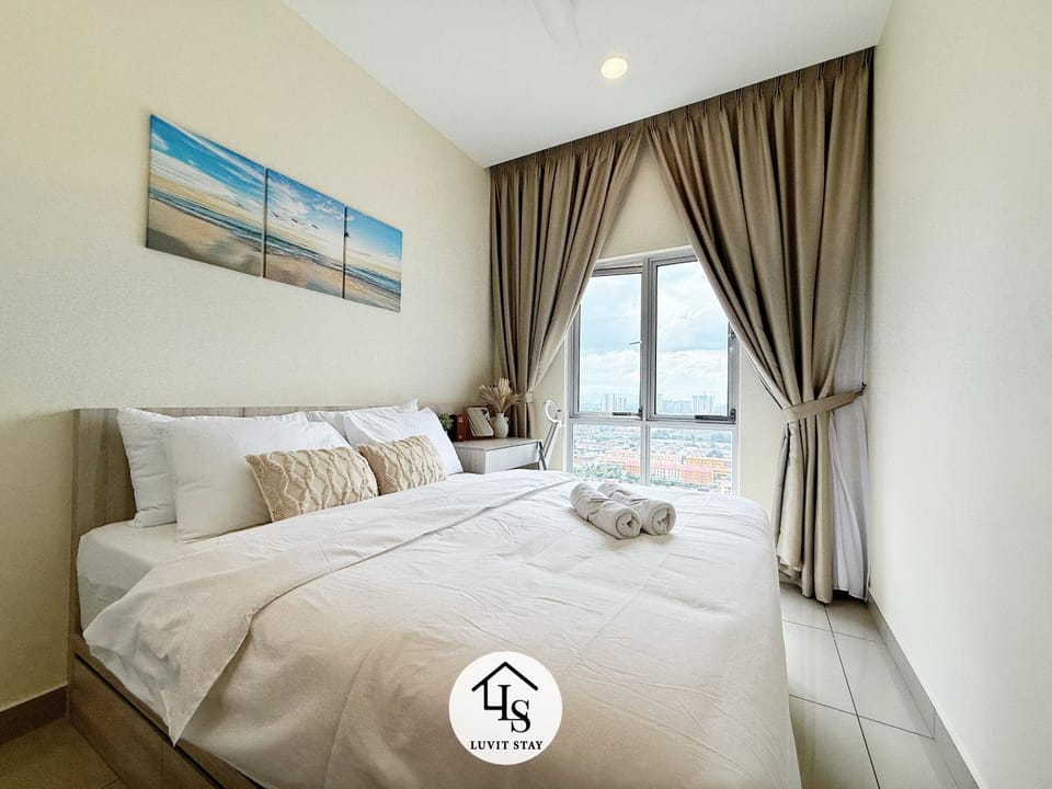 Bed, Photo of the whole room, Bedroom, towels, air conditioner