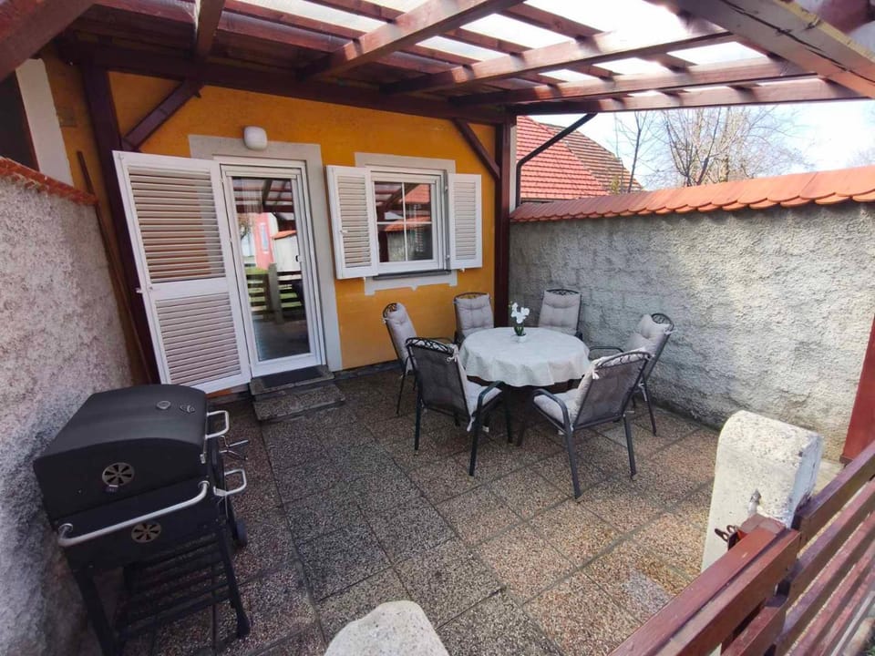Patio, BBQ facilities