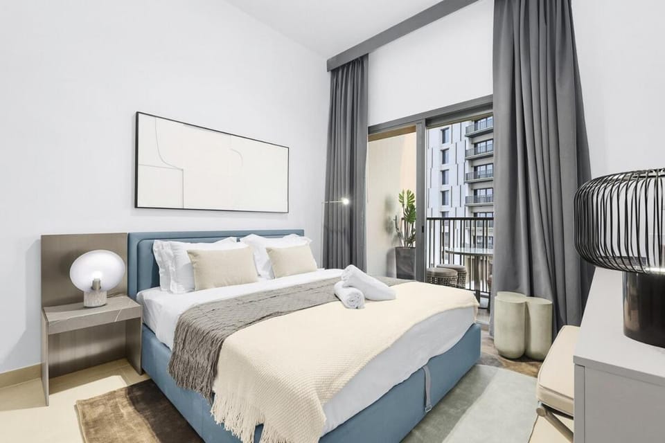 Luxury 1BR City View with Balcony Parking & WiFi Near Dining & Downtown Apartment in Dubai