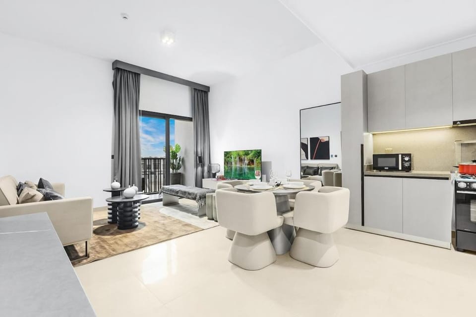 Luxury 1BR City View with Balcony Parking & WiFi Near Dining & Downtown Apartment in Dubai