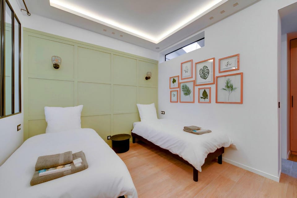 Bed, Bedroom, towels