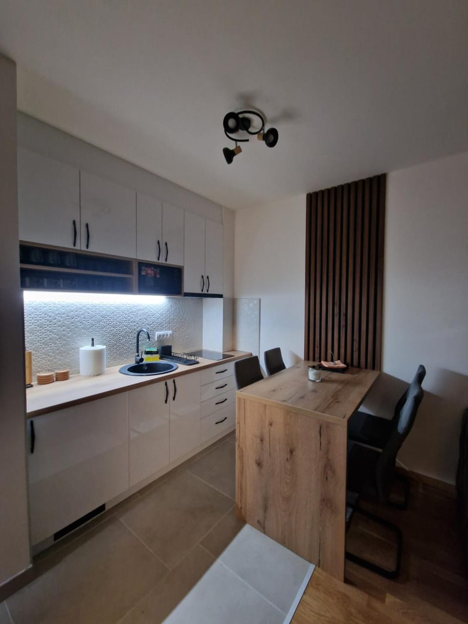 Kitchen or kitchenette, Dining area