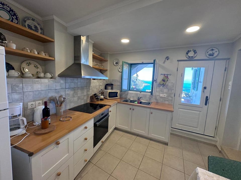 Coffee/tea facilities, Kitchen or kitchenette, stove