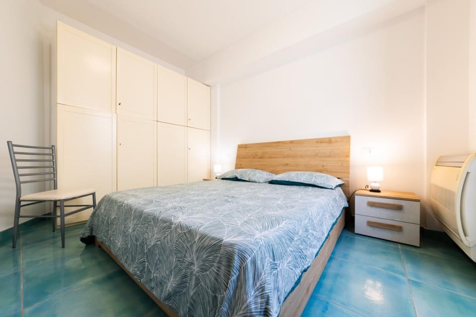 Bed, Bedroom, wardrobe, air conditioner