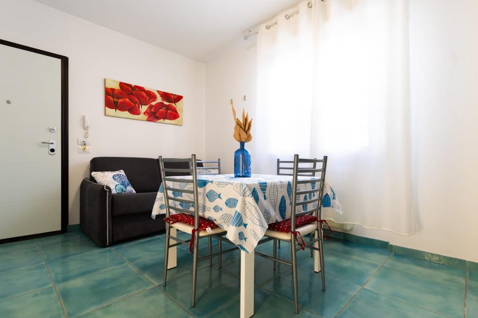 Kitchen or kitchenette, air conditioner