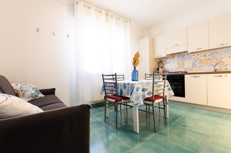 Kitchen or kitchenette, air conditioner