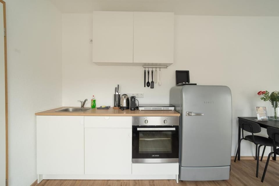 Coffee/tea facilities, Kitchen or kitchenette, Dining area, oven, stove