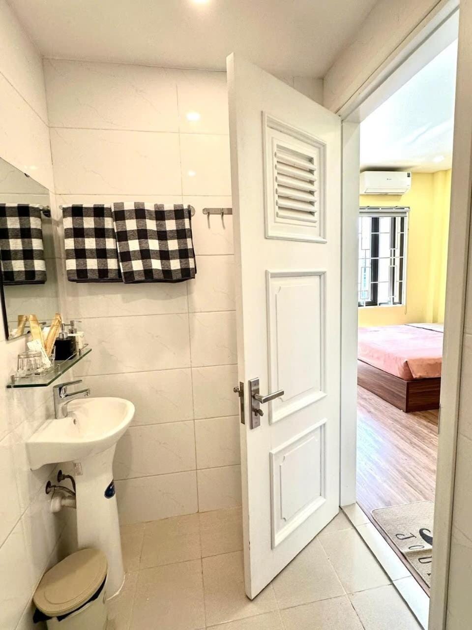 Bhome Hoang Hoa Tham balcony Apartment in Hanoi