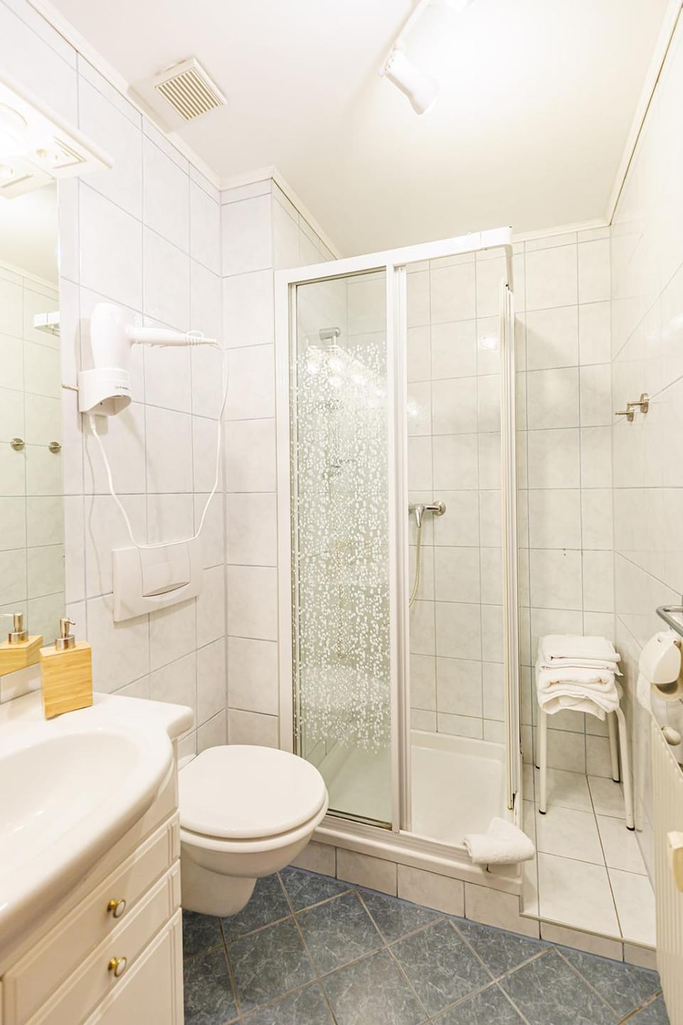Shower, Toilet, Bathroom, towels