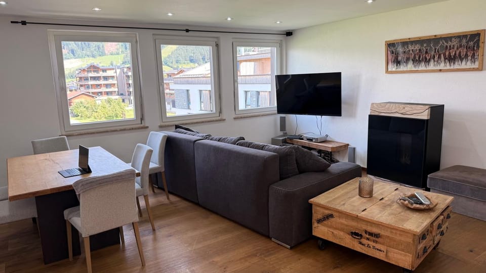 Communal lounge/ TV room, TV and multimedia, Living room, Seating area, Dining area, Evening entertainment
