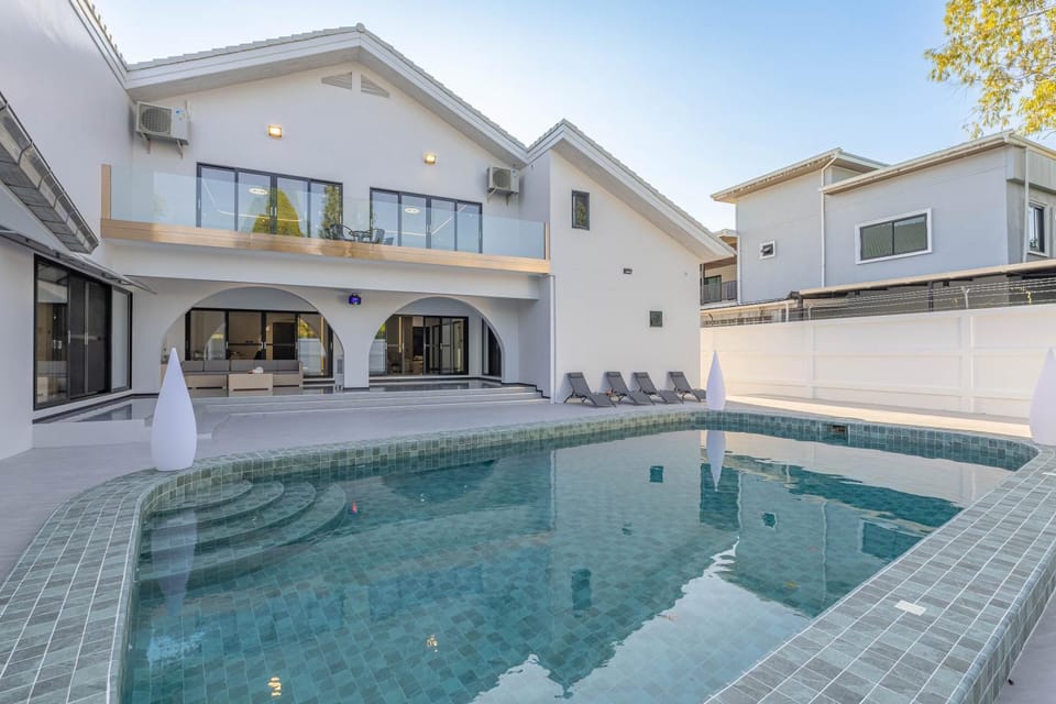 Property building, Day, Pool view, Swimming pool