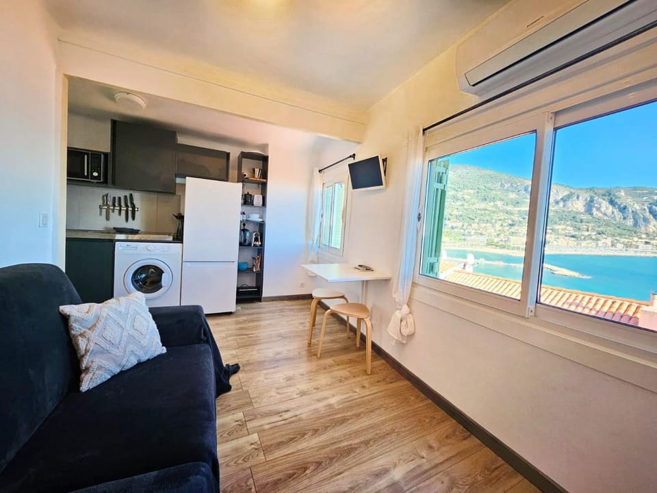 Communal lounge/ TV room, TV and multimedia, Kitchen or kitchenette, Living room, Seating area, Dining area