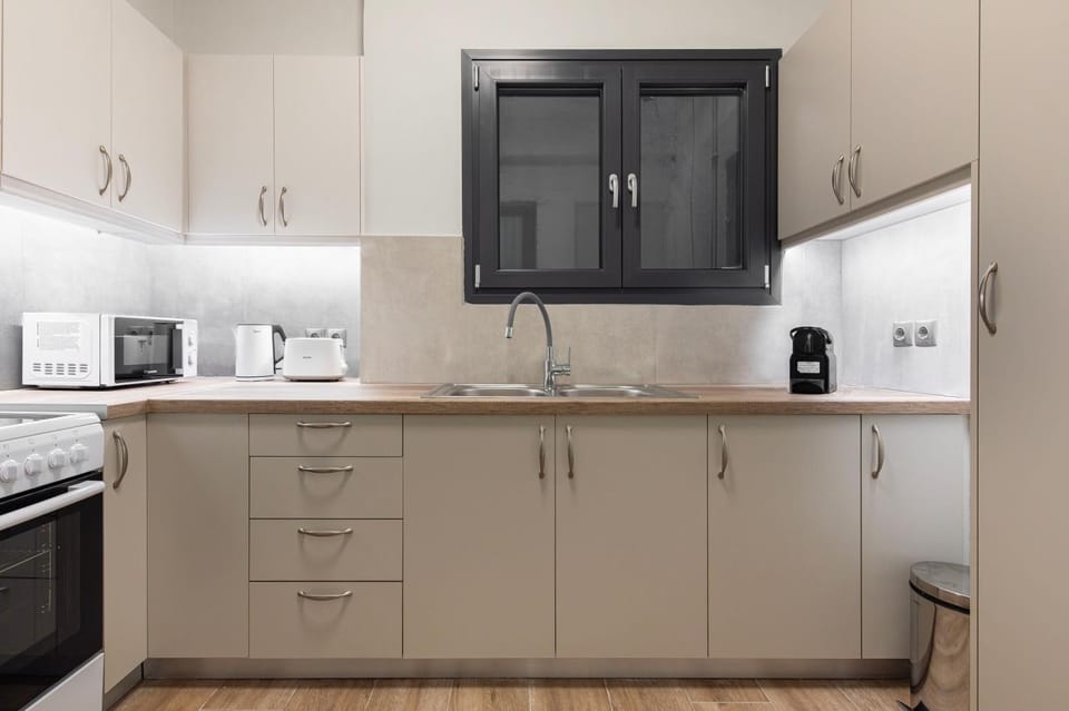 Coffee/tea facilities, Kitchen or kitchenette, dishwasher, oven, stove, toaster