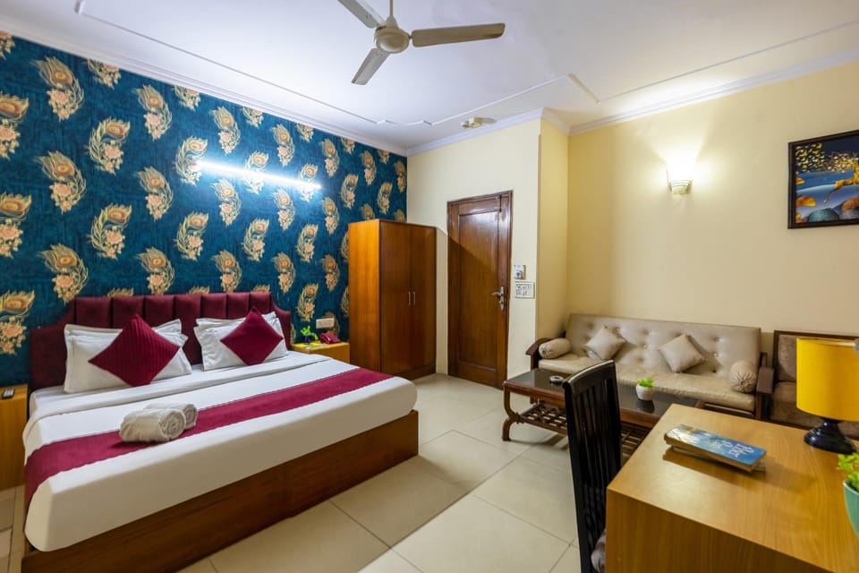 Bed, TV and multimedia, Photo of the whole room, Seating area, Bedroom, wardrobe