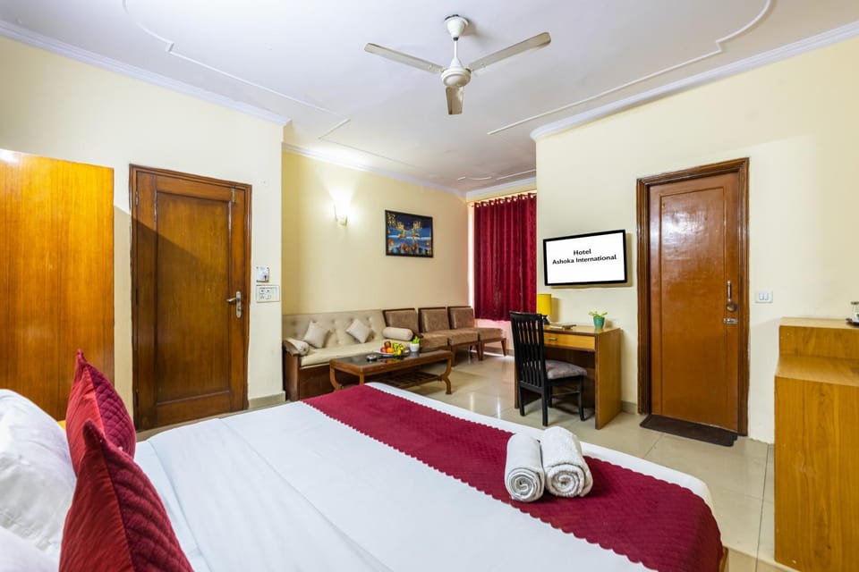 Bed, TV and multimedia, Photo of the whole room, Seating area, Bedroom, towels, wardrobe, air conditioner